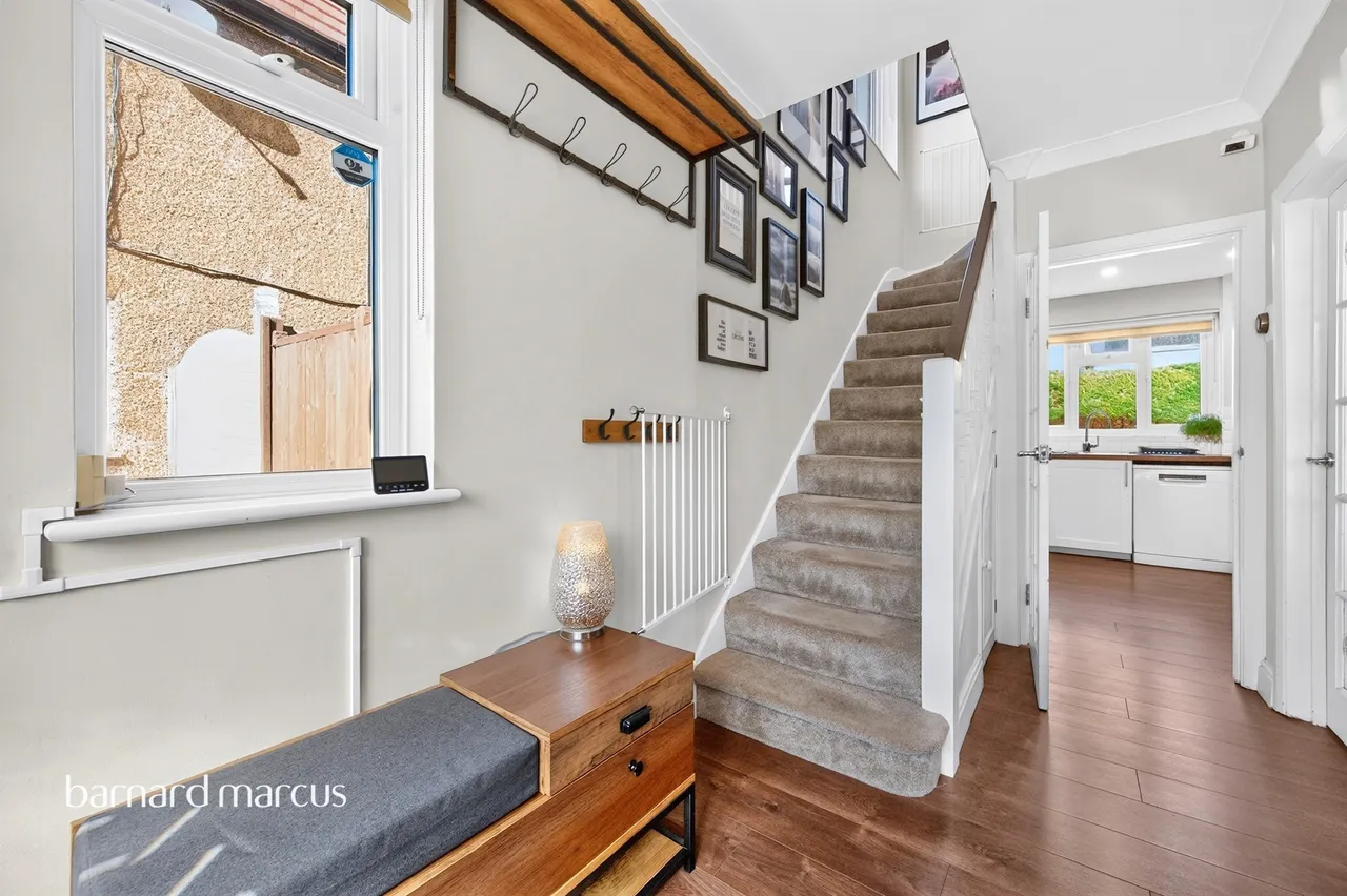 Cumberland Drive, Chessington, KT9, photo 12