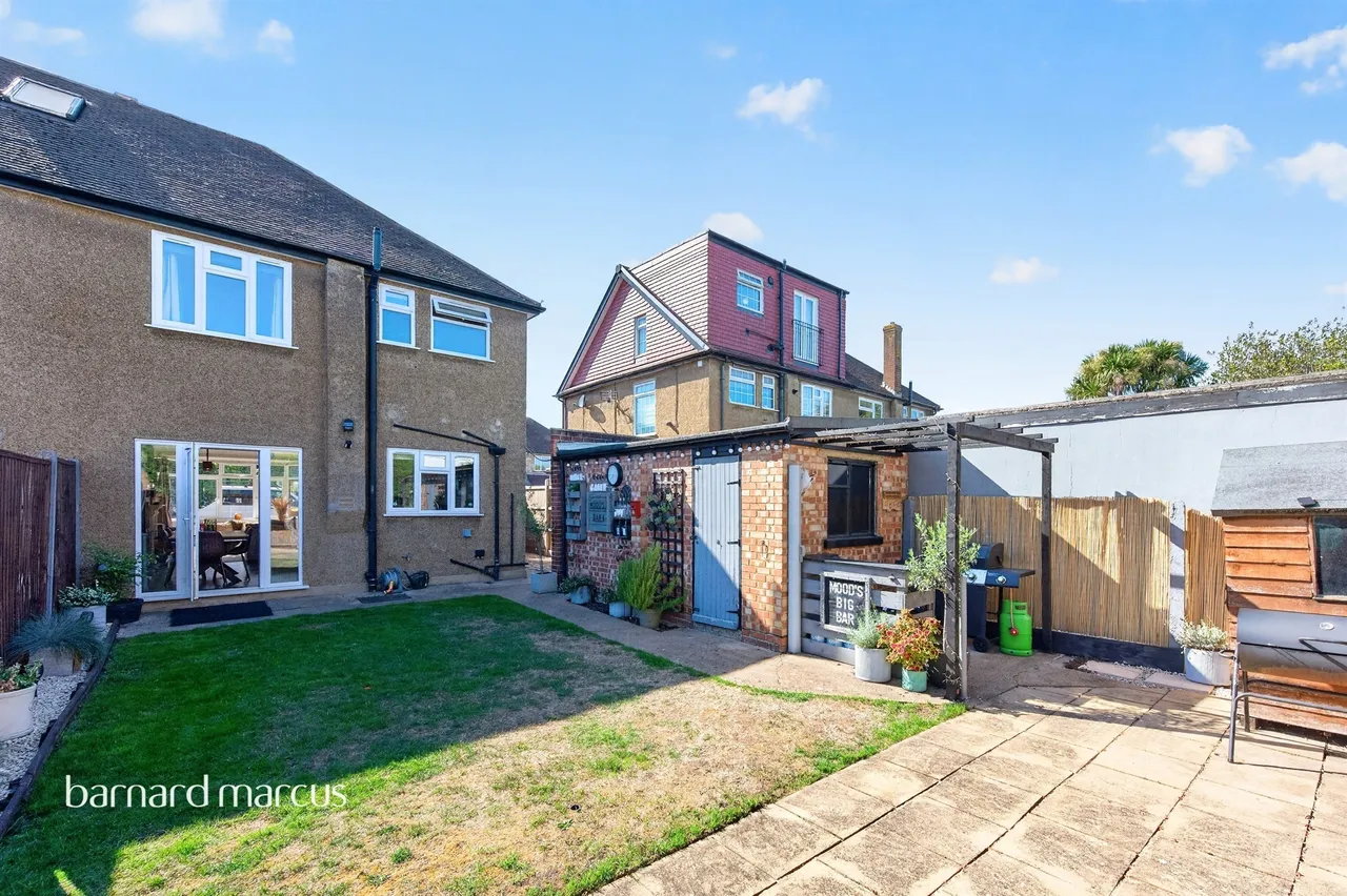 Cumberland Drive, Chessington, KT9, photo 13