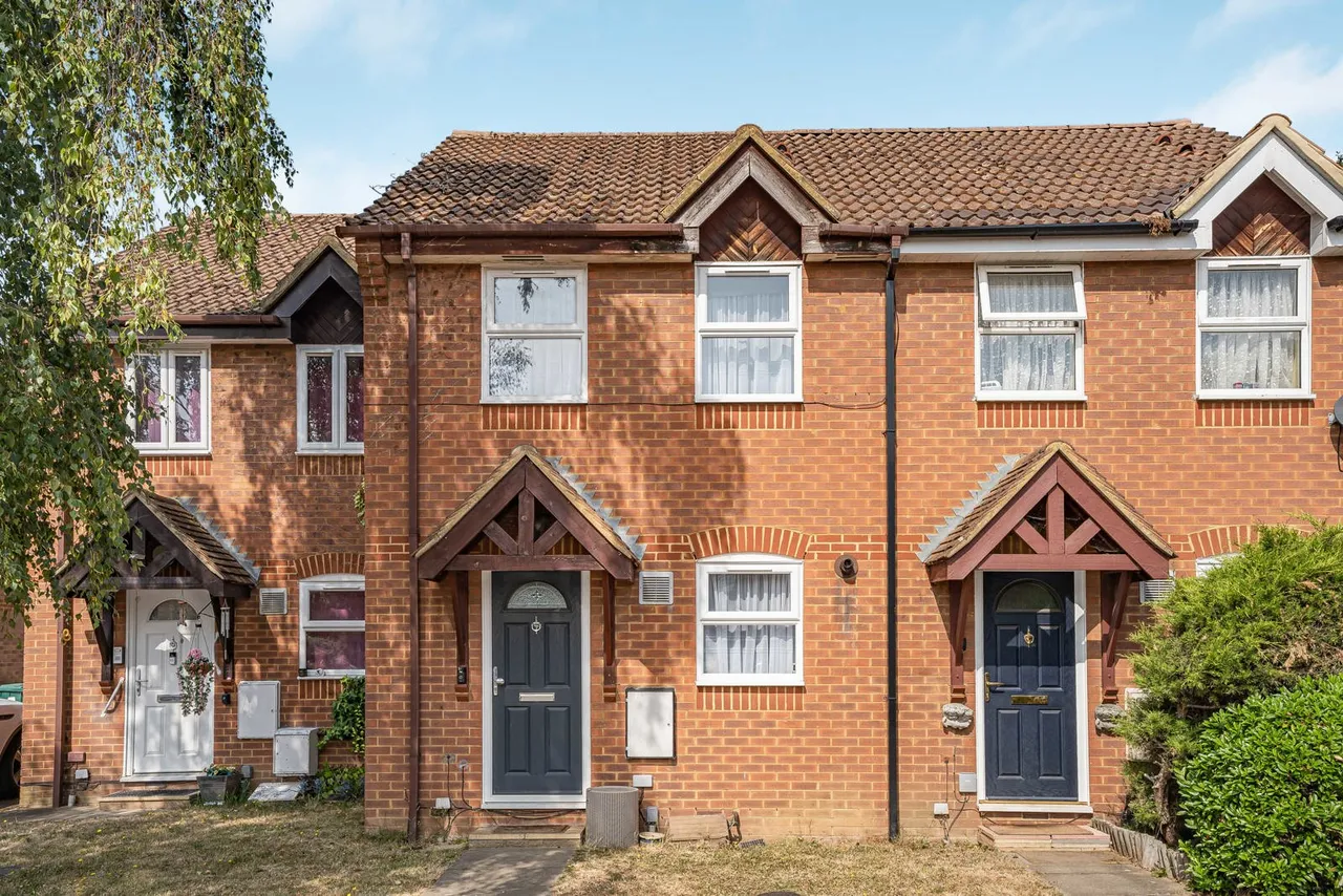 2 bed house for sale, Milton Gardens, Staines-upon-Thames, TW19