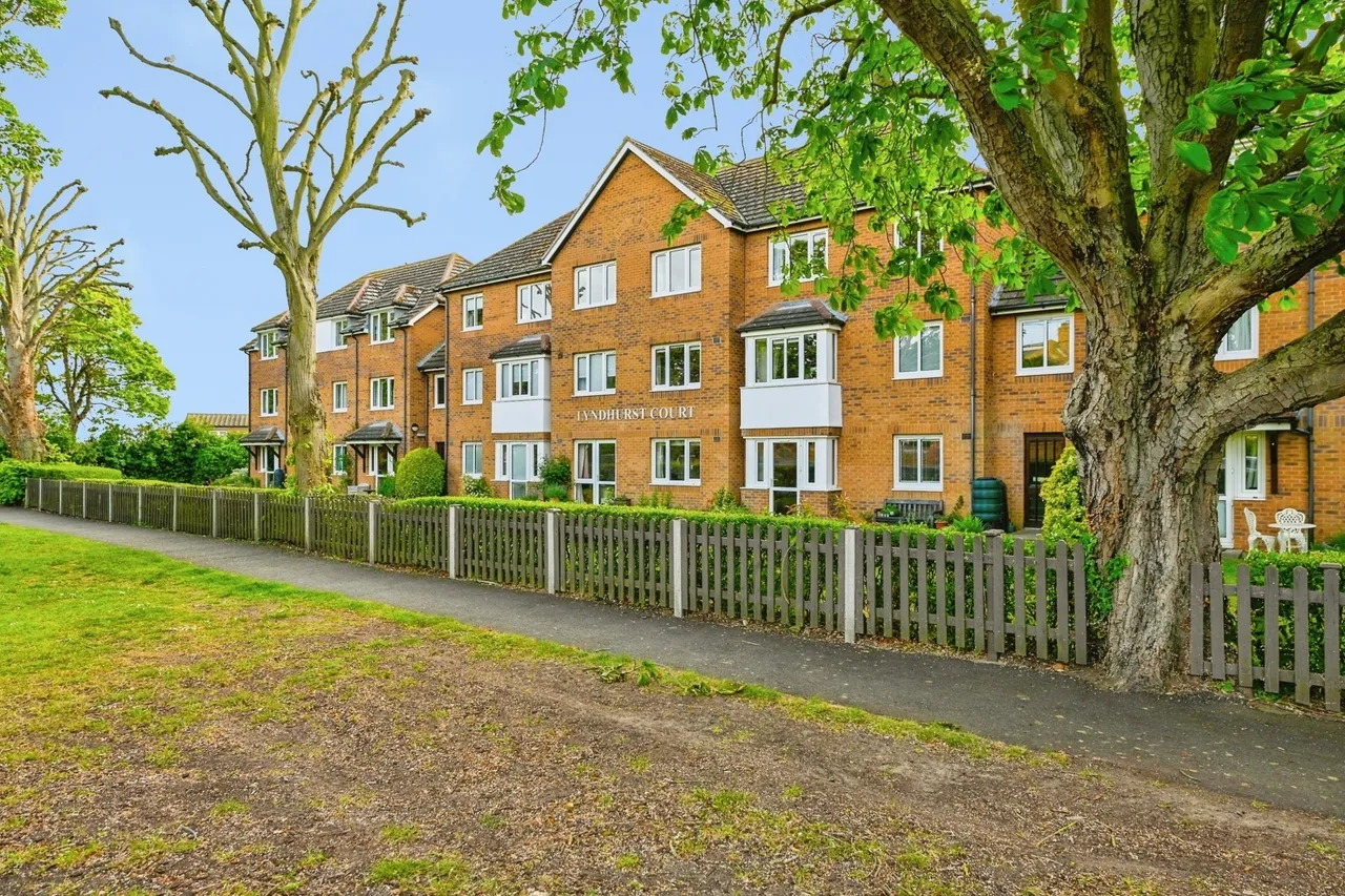 1 bed flat for sale — Lyndhurst Court, Hunstanton, Norfolk, PE36