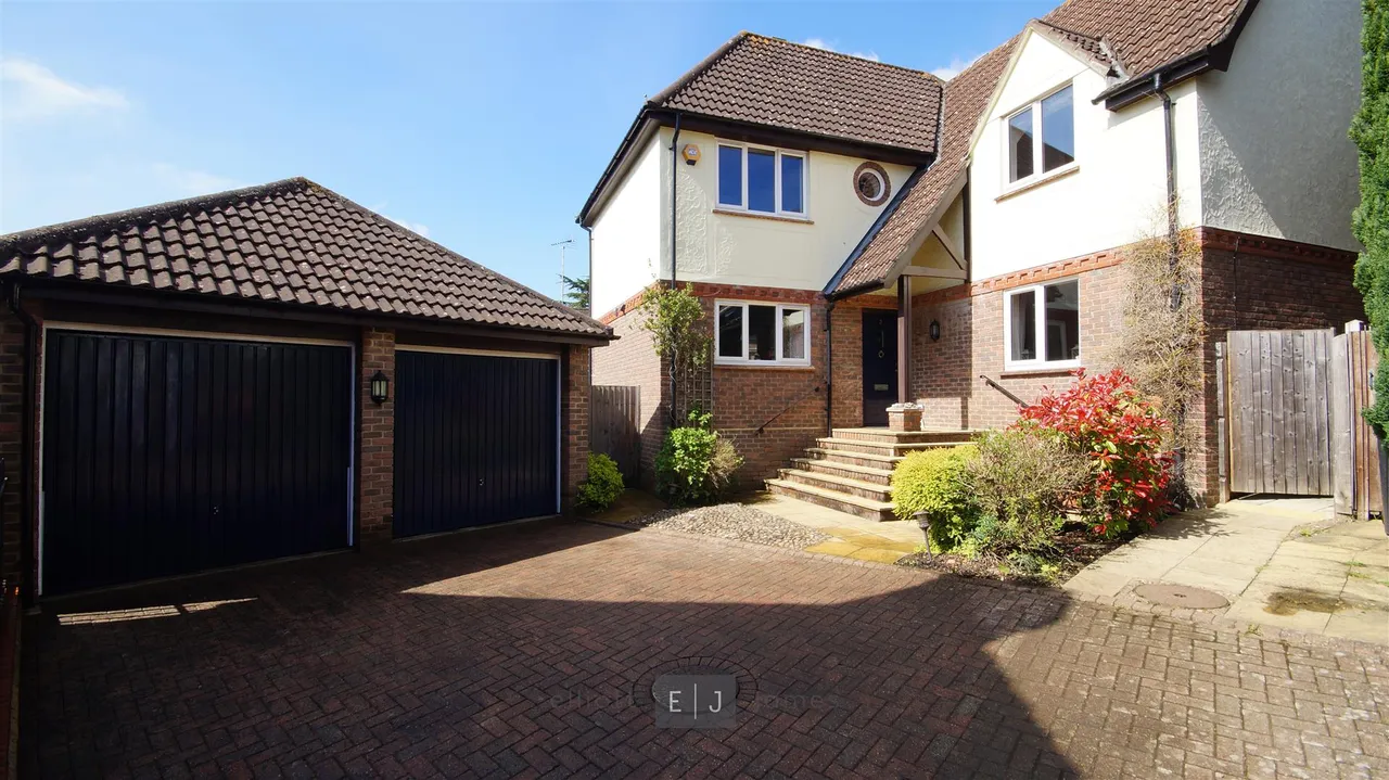 4 bed house for sale — Salcombe Park, Loughton