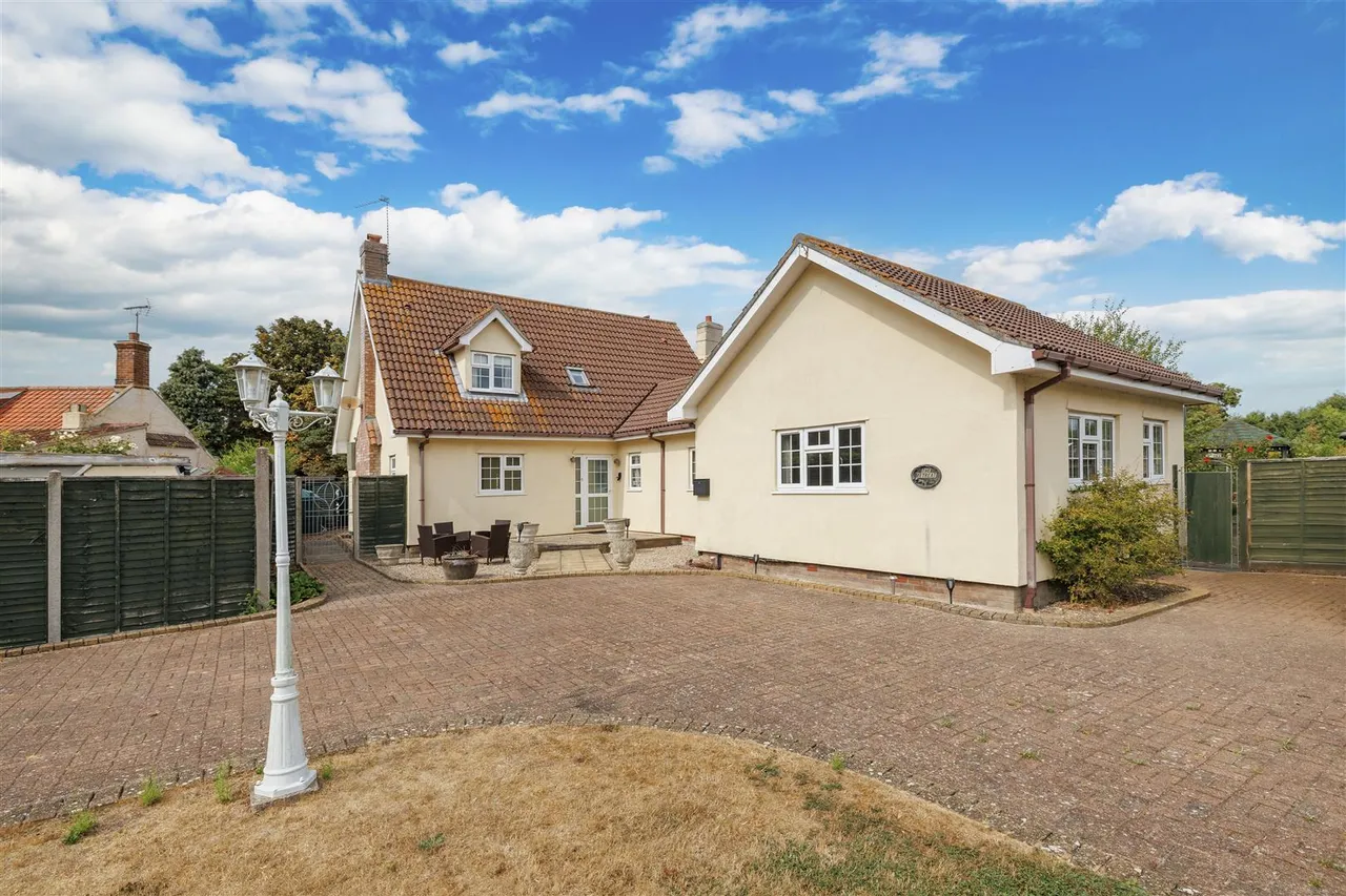 3 bed chalet for sale, Low Road, Haddiscoe, NR14