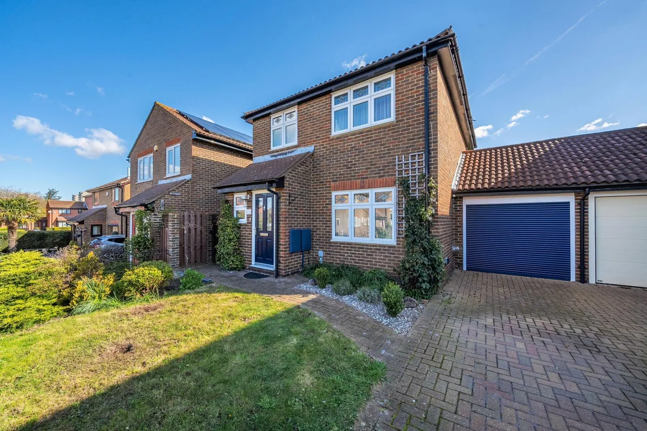 3 bed house for sale — Halifield Drive, DA17