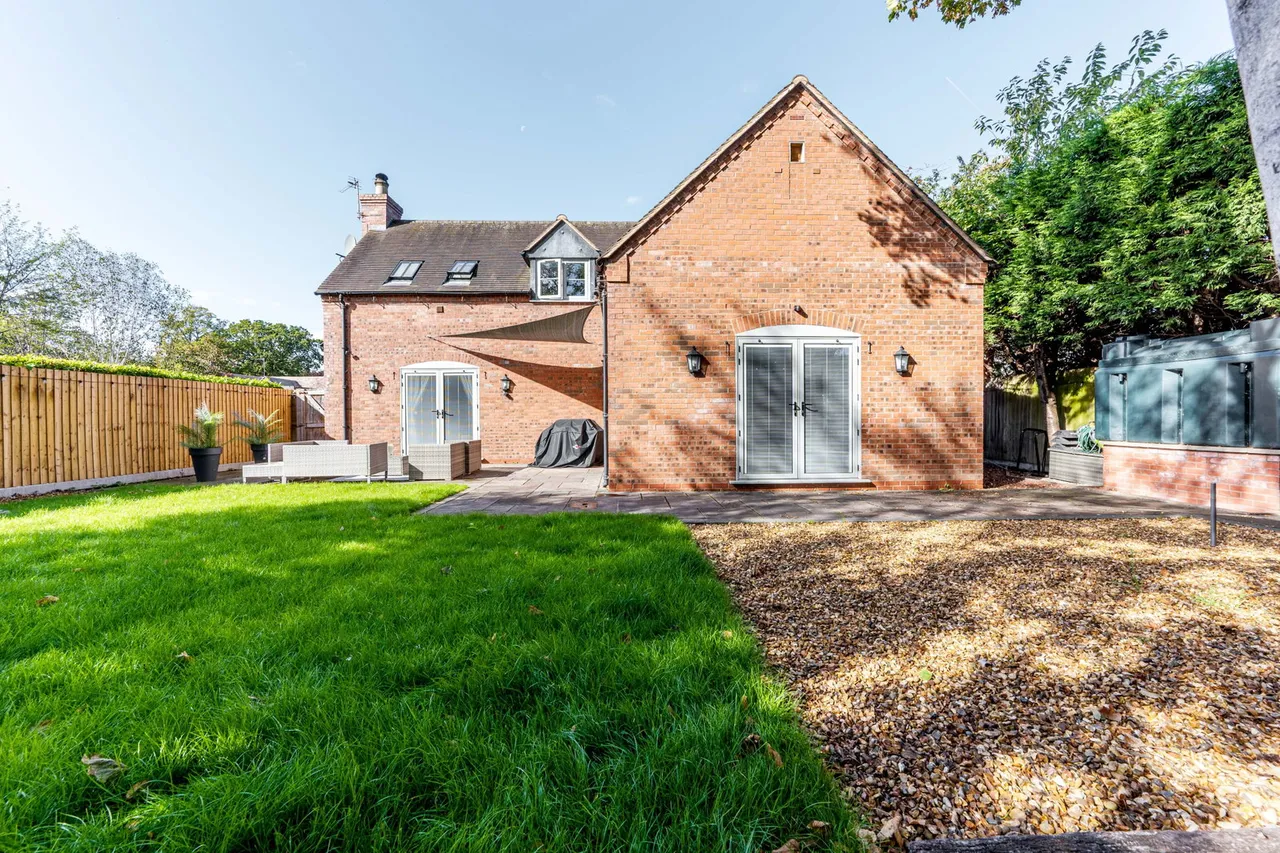 The Square, Elford, B79, photo 29