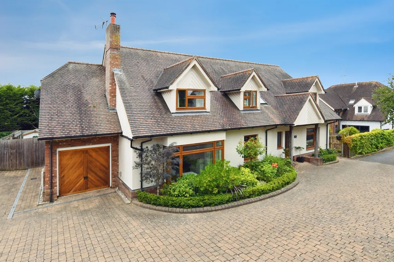 5 bed house for sale — The Old Orchard, Howe Green, Chelmsford
