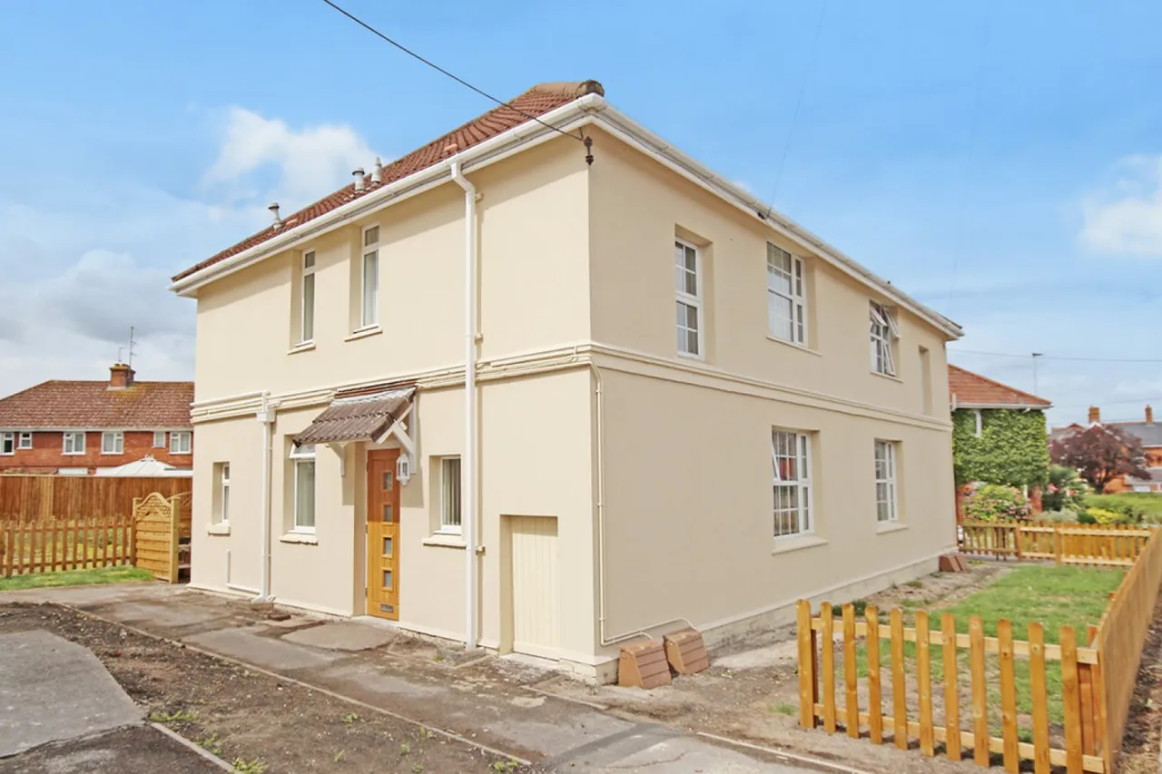 4 bed property for sale — Haynes Road, Westbury