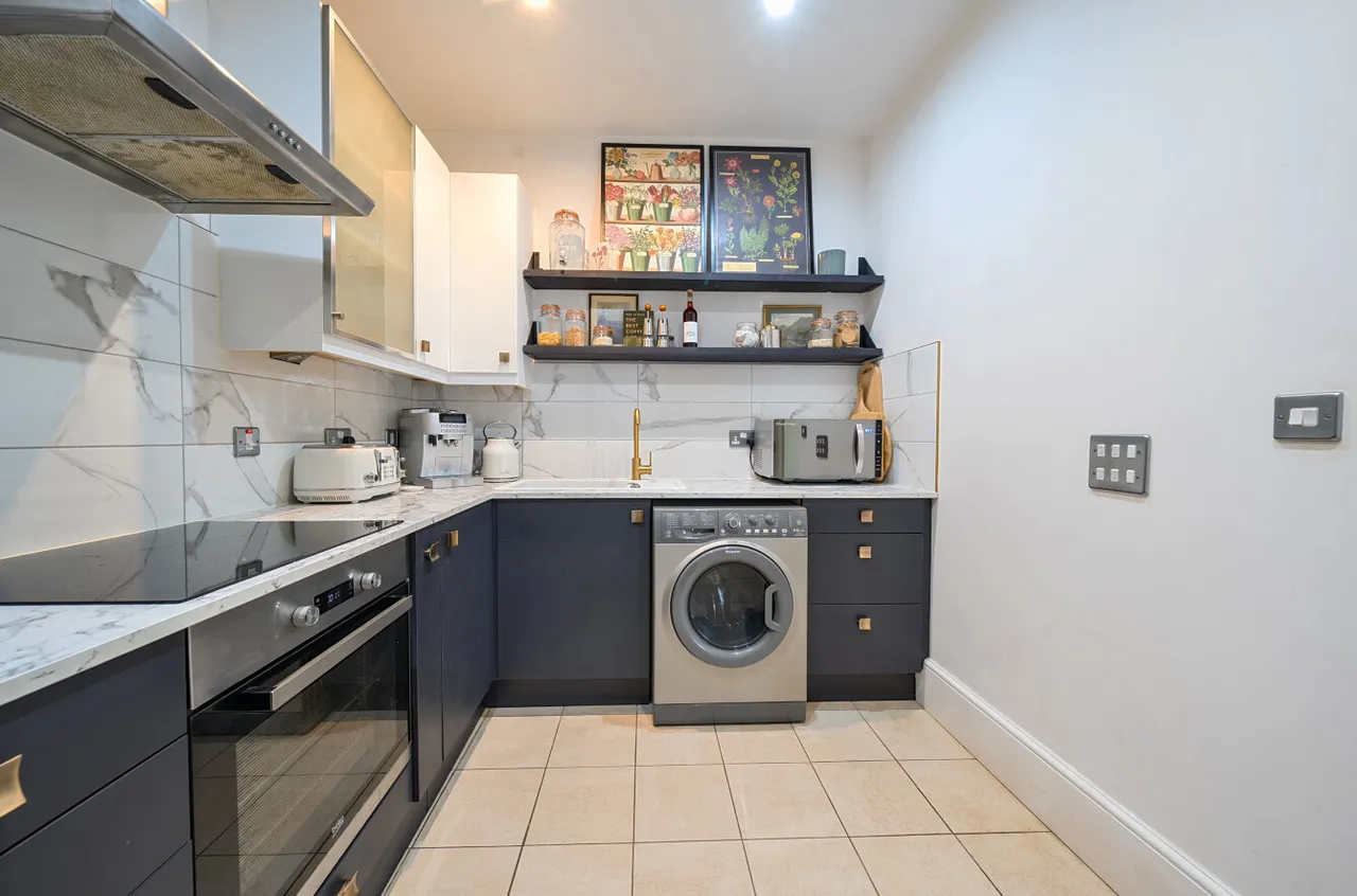 North Square, Knowle, PO17, photo 10