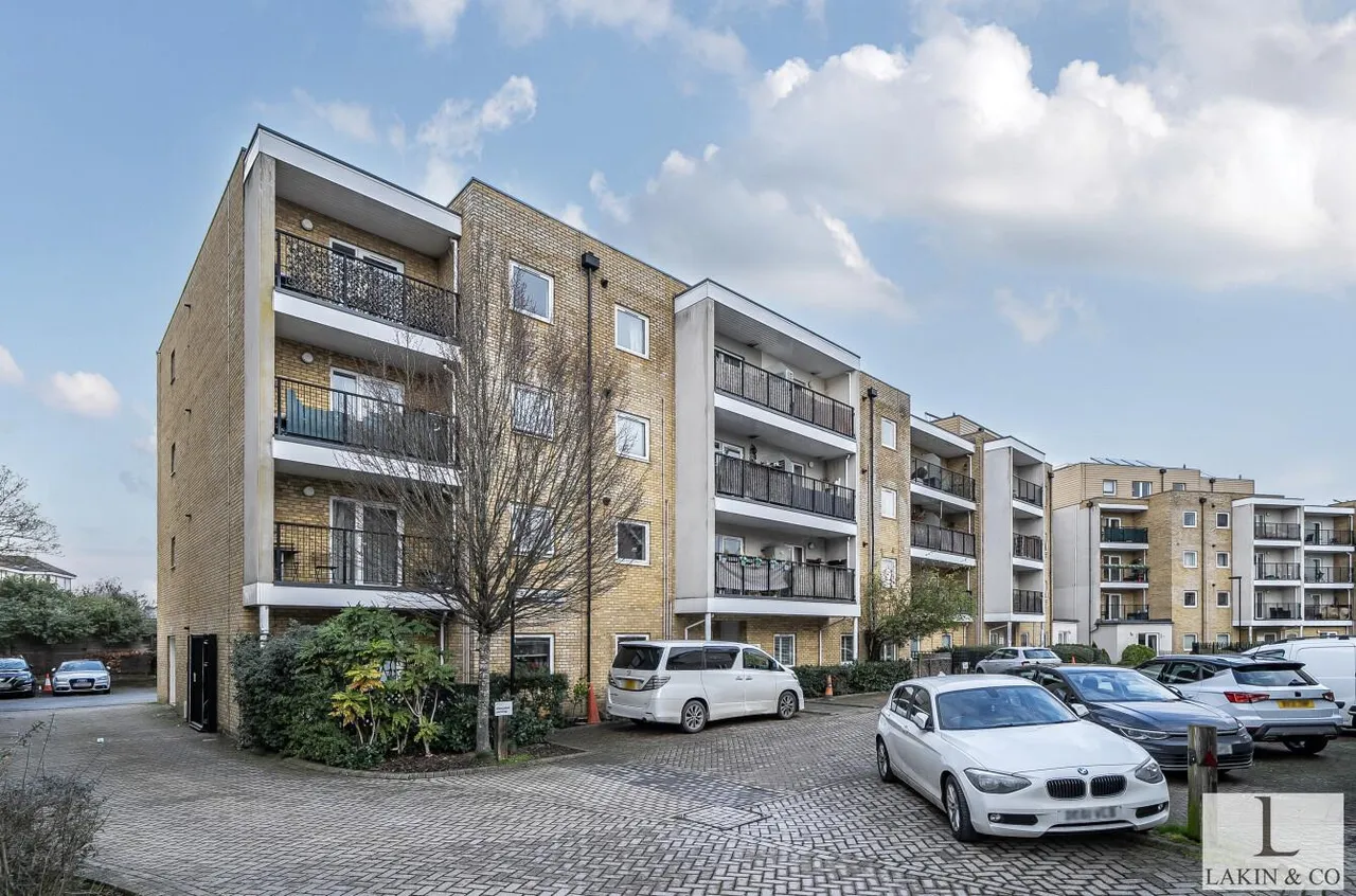 2 bed flat for sale — Bunting House, Coyle Drive, Ickenham, UB10 8FW