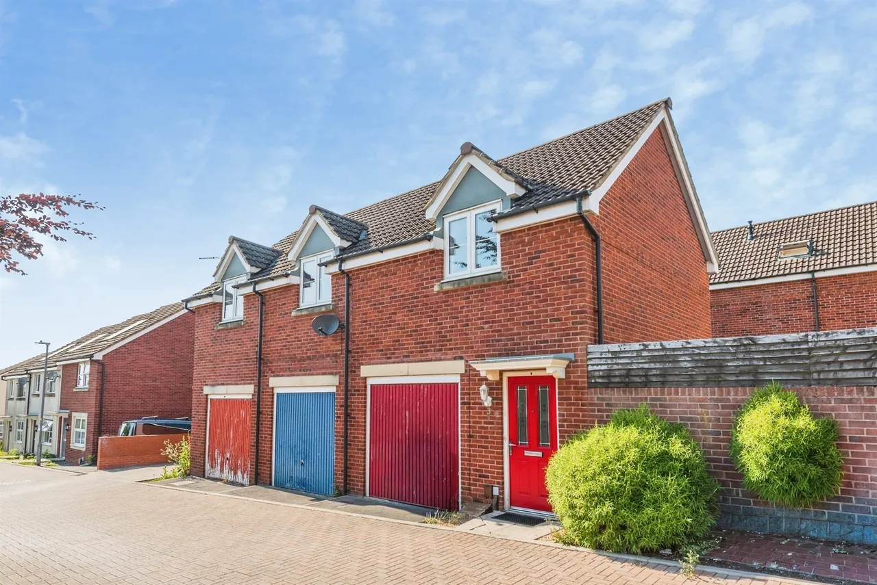 2 bed house for sale — Wayte Street, Swindon