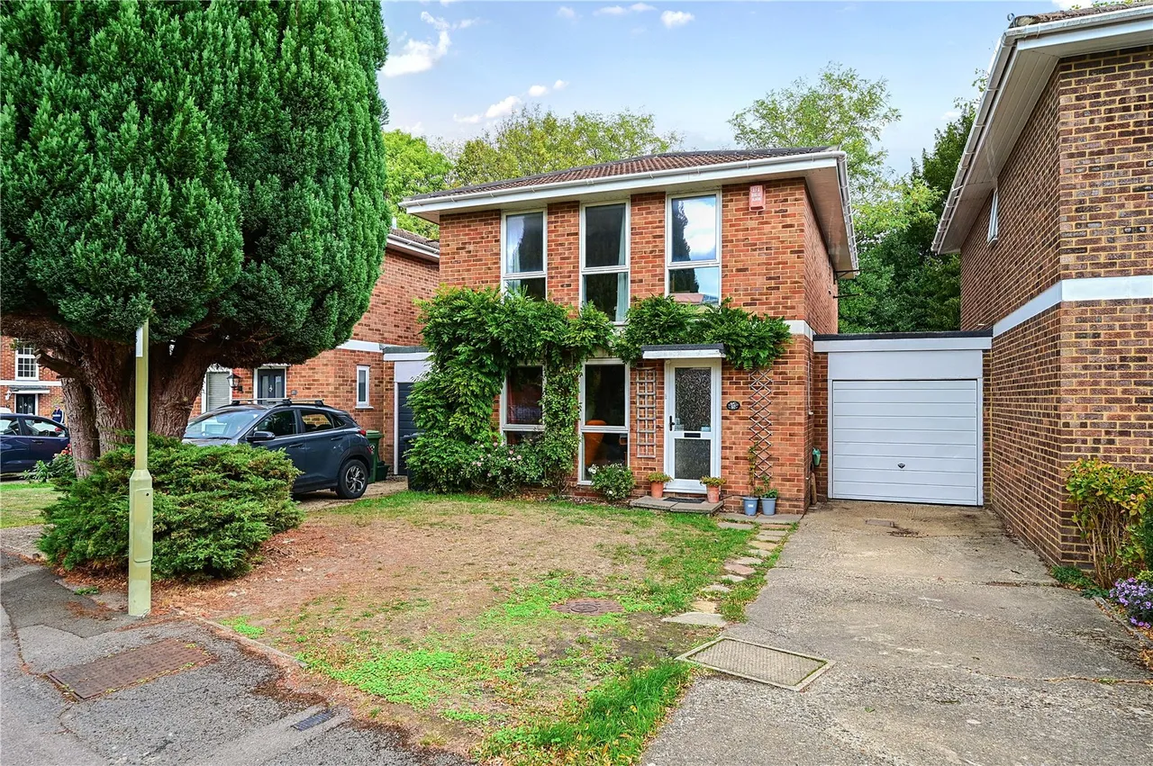 Wistaria Lane, Yateley, GU46, photo 14
