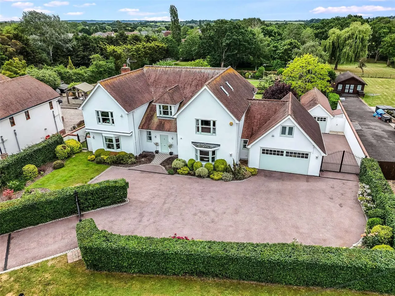 6 bed house for sale — Ramsden Park Road, Ramsden Bellhouse, Billericay, Essex, CM11 1NS