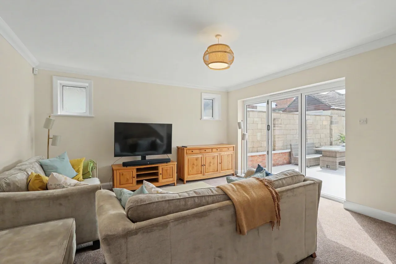 Wallisdown, BH12, photo 4