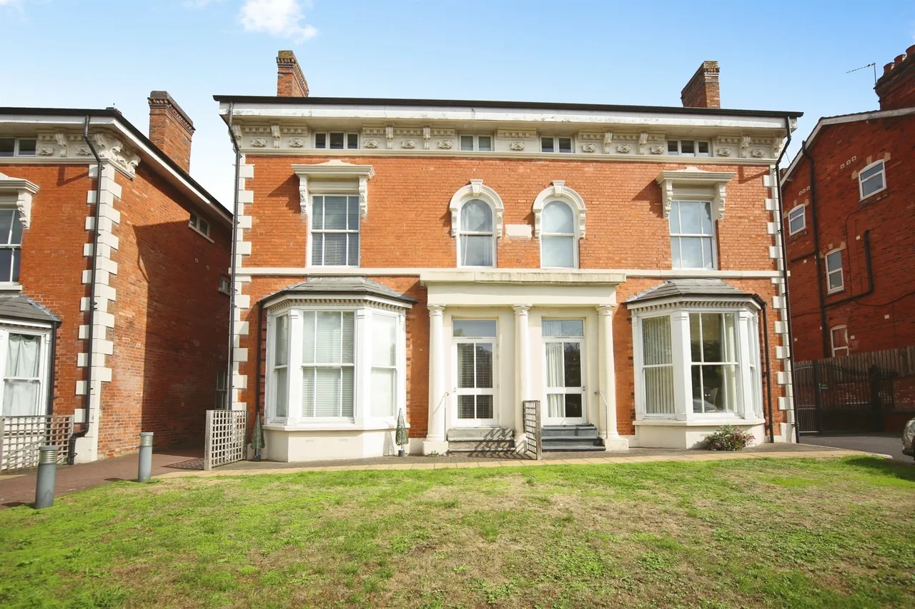 2 bed flat for sale, Warwick Road, Solihull, B92