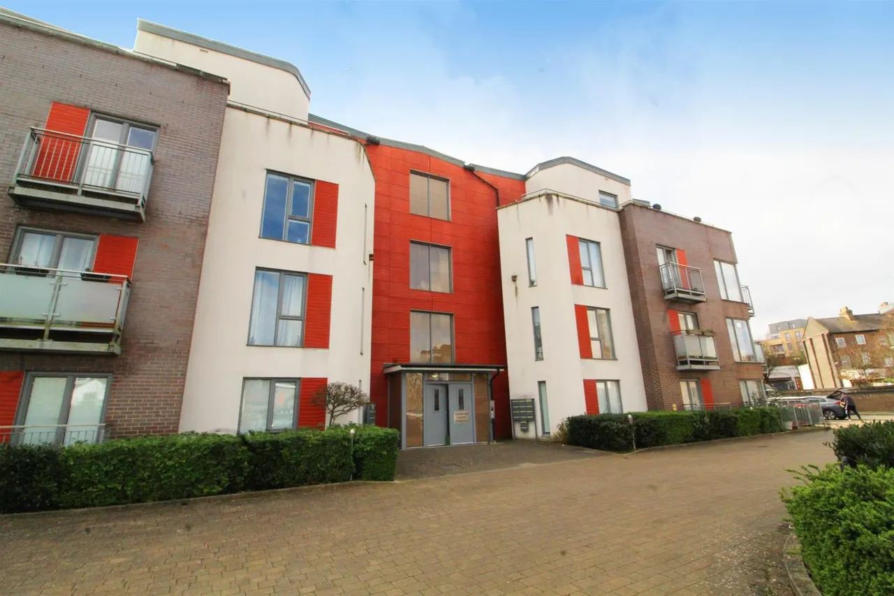 3 bed flat for sale — 1 Sambroke Square East Barnet, Barnet EN4 9PL