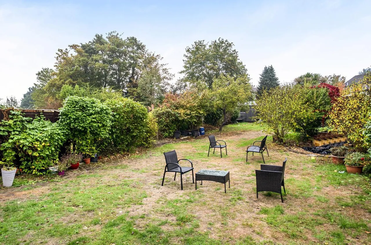 Middlemoor Road, Frimley, photo 12