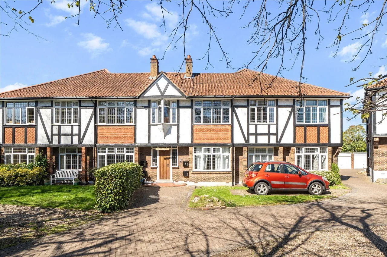3 bed flat for sale — Foxgrove Road, Beckenham, BR3
