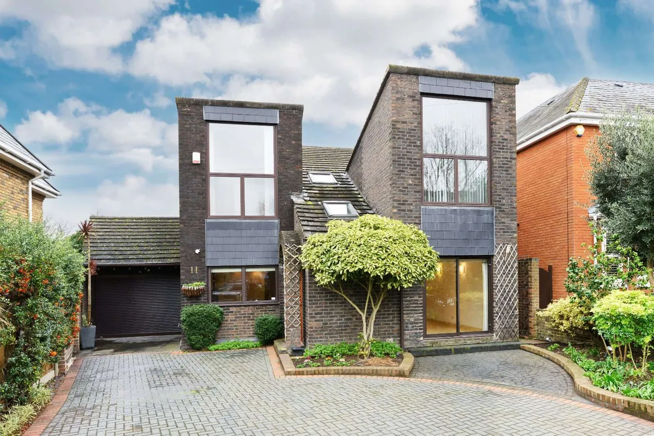 4 bed house for sale — Hansler Grove, East Molesey, Surrey, KT8 9JN