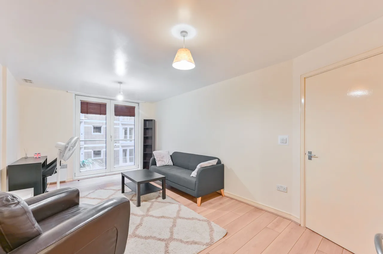 Flat 10, 3 Salamanca Place, London, photo 2