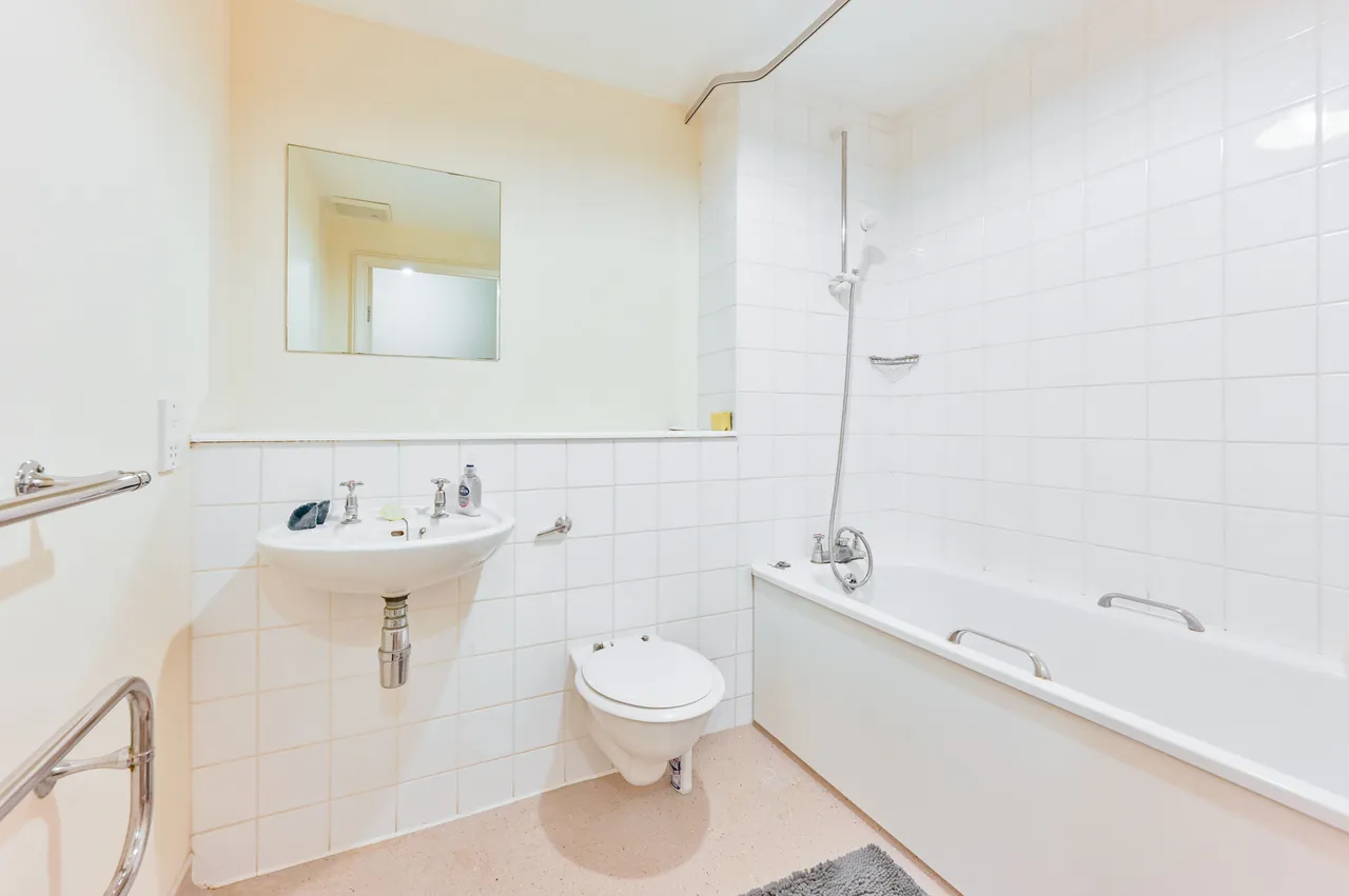 Flat 10, 3 Salamanca Place, London, photo 10