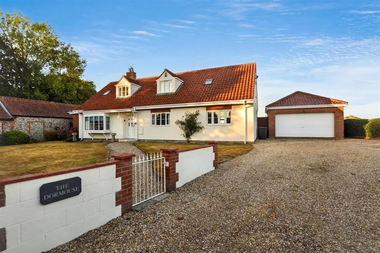 4 bed house for sale, Church Road, West Beckham, NR25