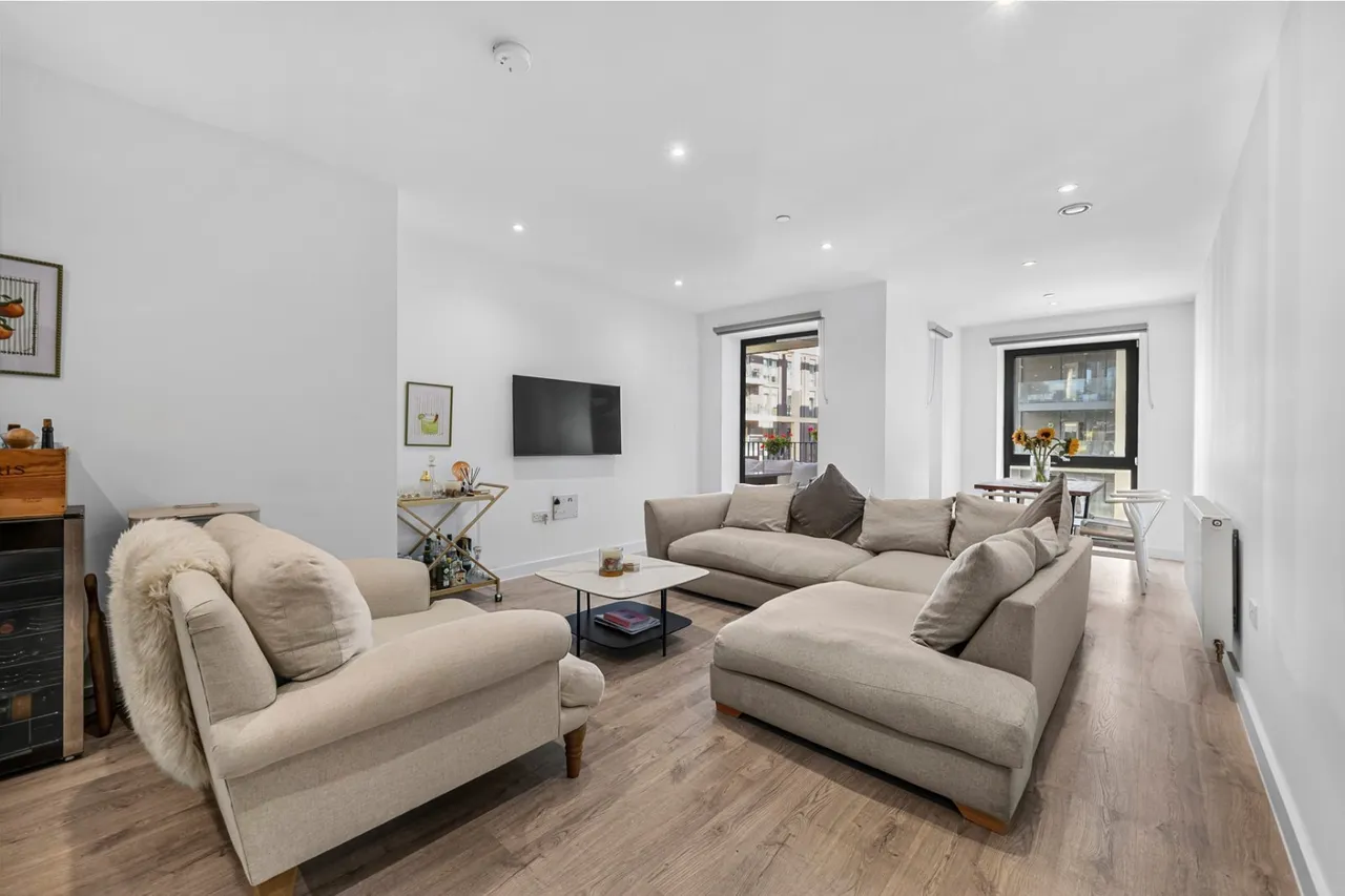 2 bed flat for sale, Osiers Road, London, SW18