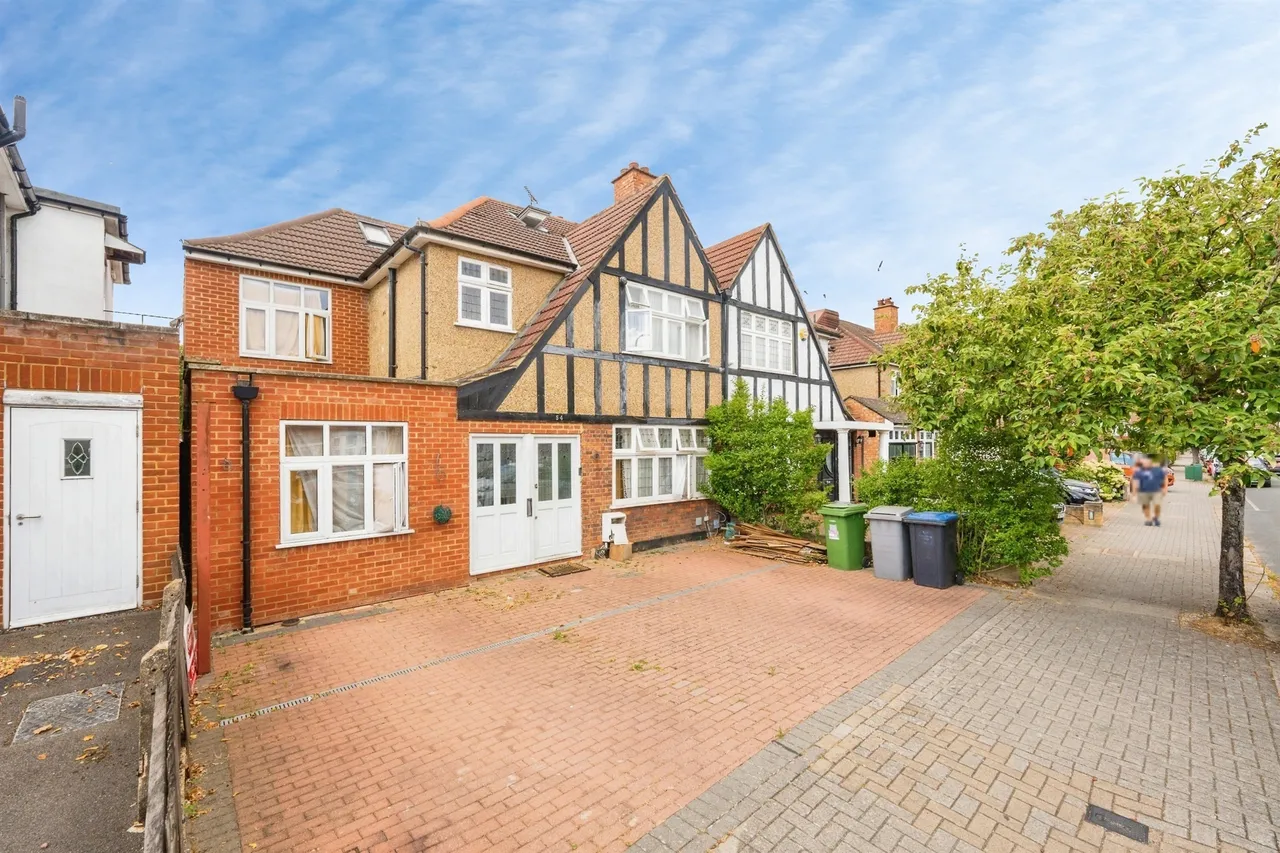 7 bed house for sale — Churchill Avenue, Harrow