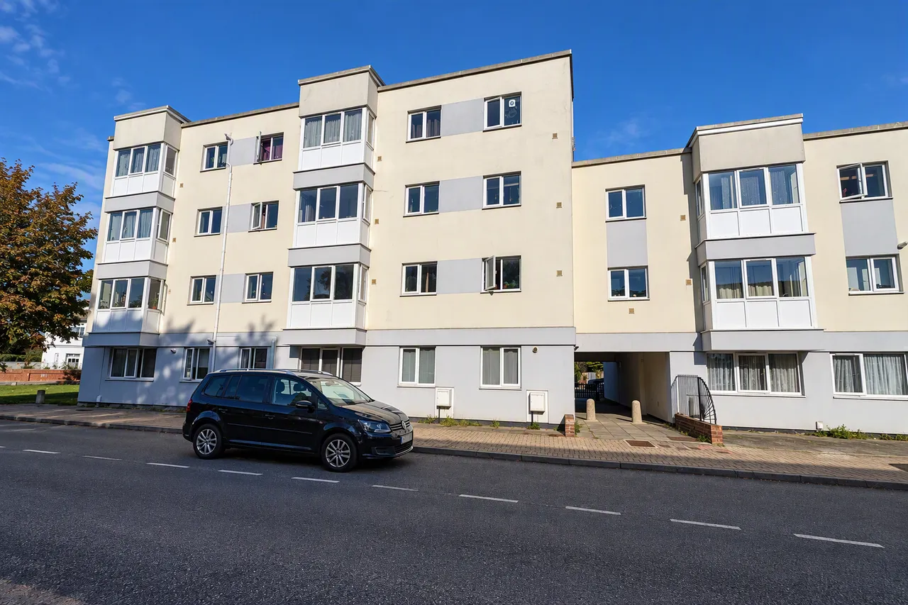 2 bed flat to rent, Hove Court, Lee-On-The-Solent, PO13