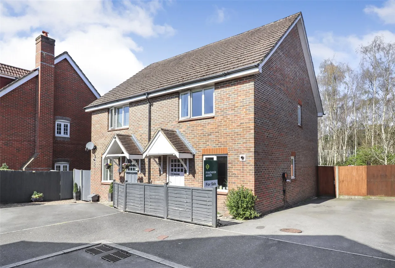 2 bed house for sale — Laverstoke Close, Fleet, Hampshire, GU51 1HD
