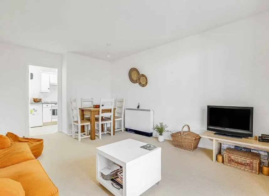 2 bed flat to rent, Winterburn Close, N11