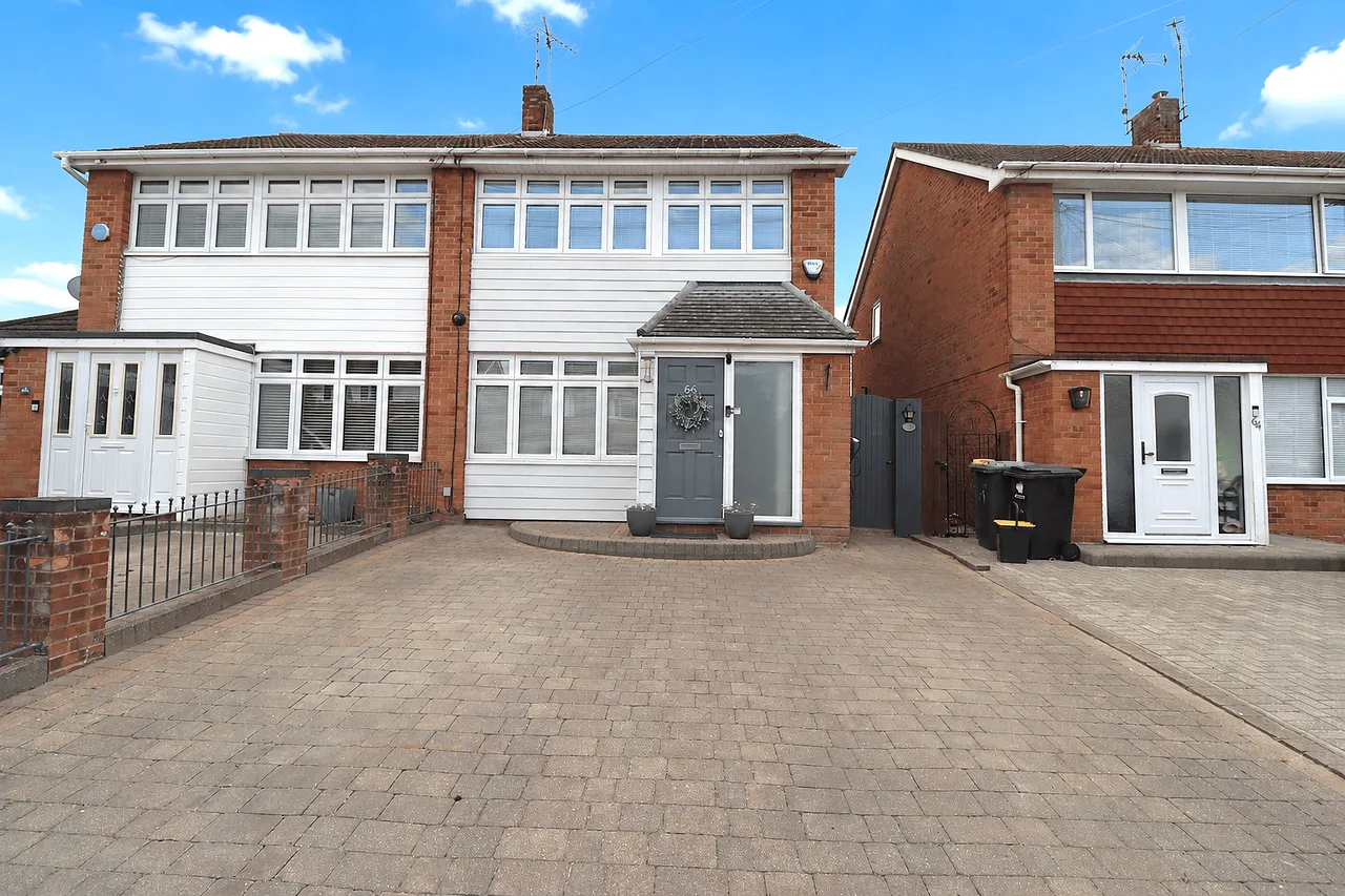 3 bed house for sale — Windsor Way, Rayleigh, Essex, SS6 8PF