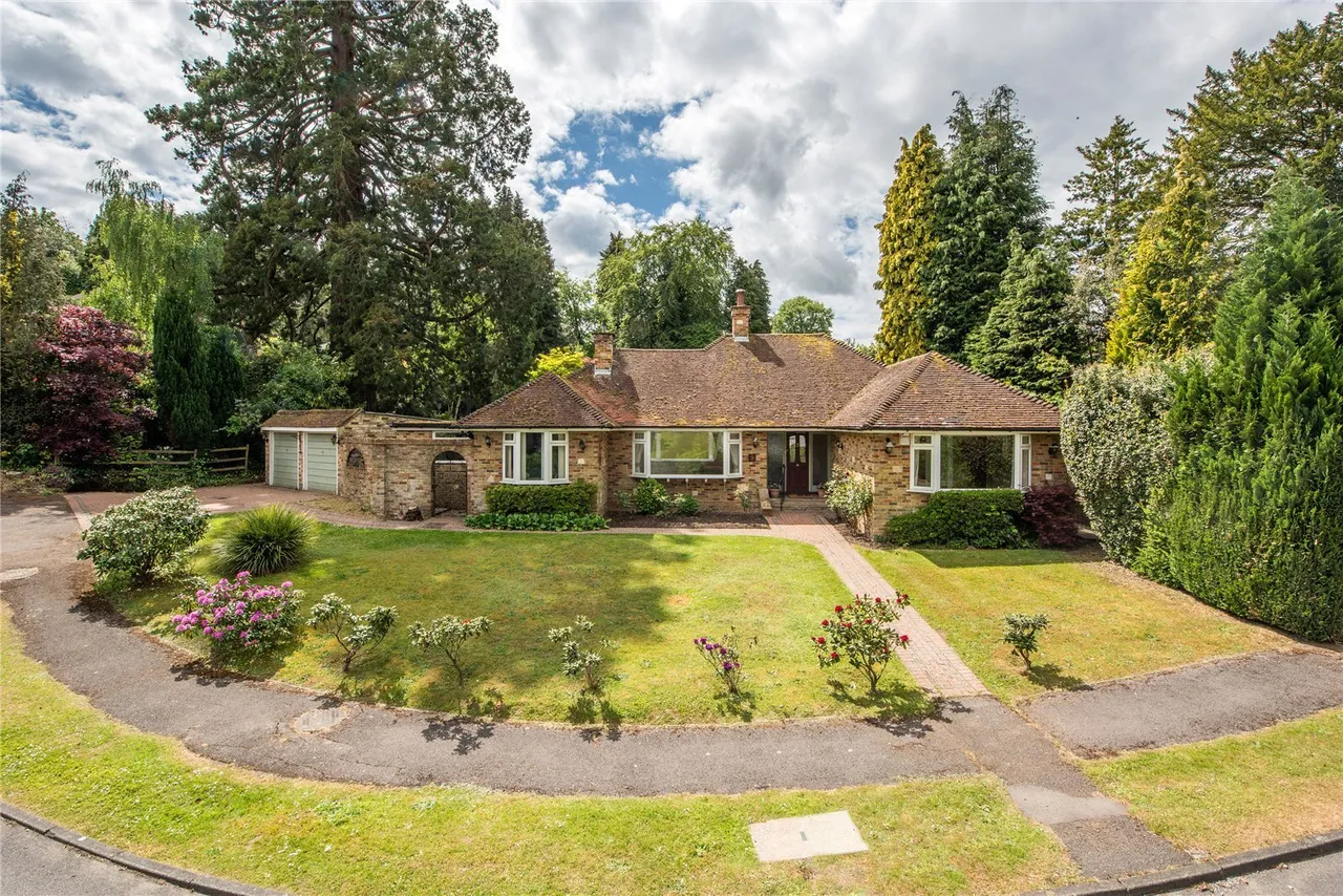 3 bed property for sale, Broomfield Park, Westcott, RH4