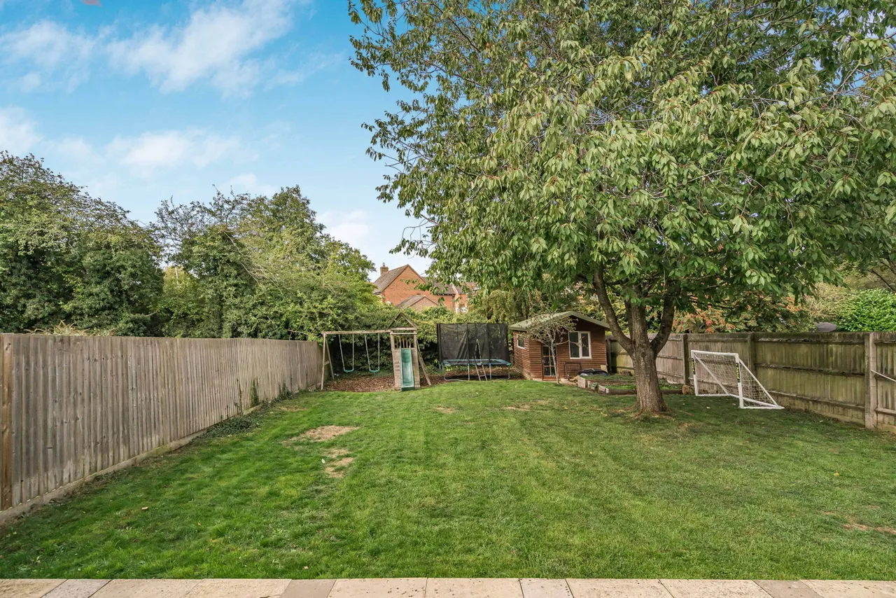 Ashwin Close, Brackley, NN13, photo 2