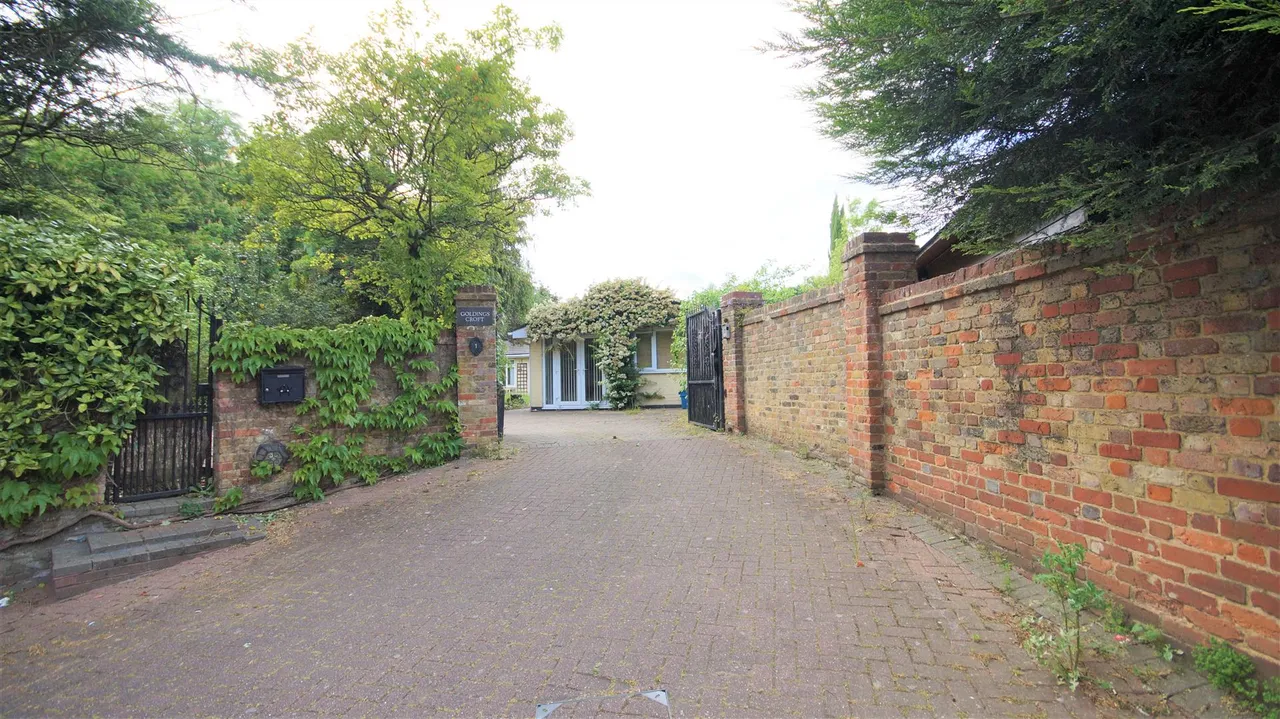 Clays Lane, Loughton, photo 4