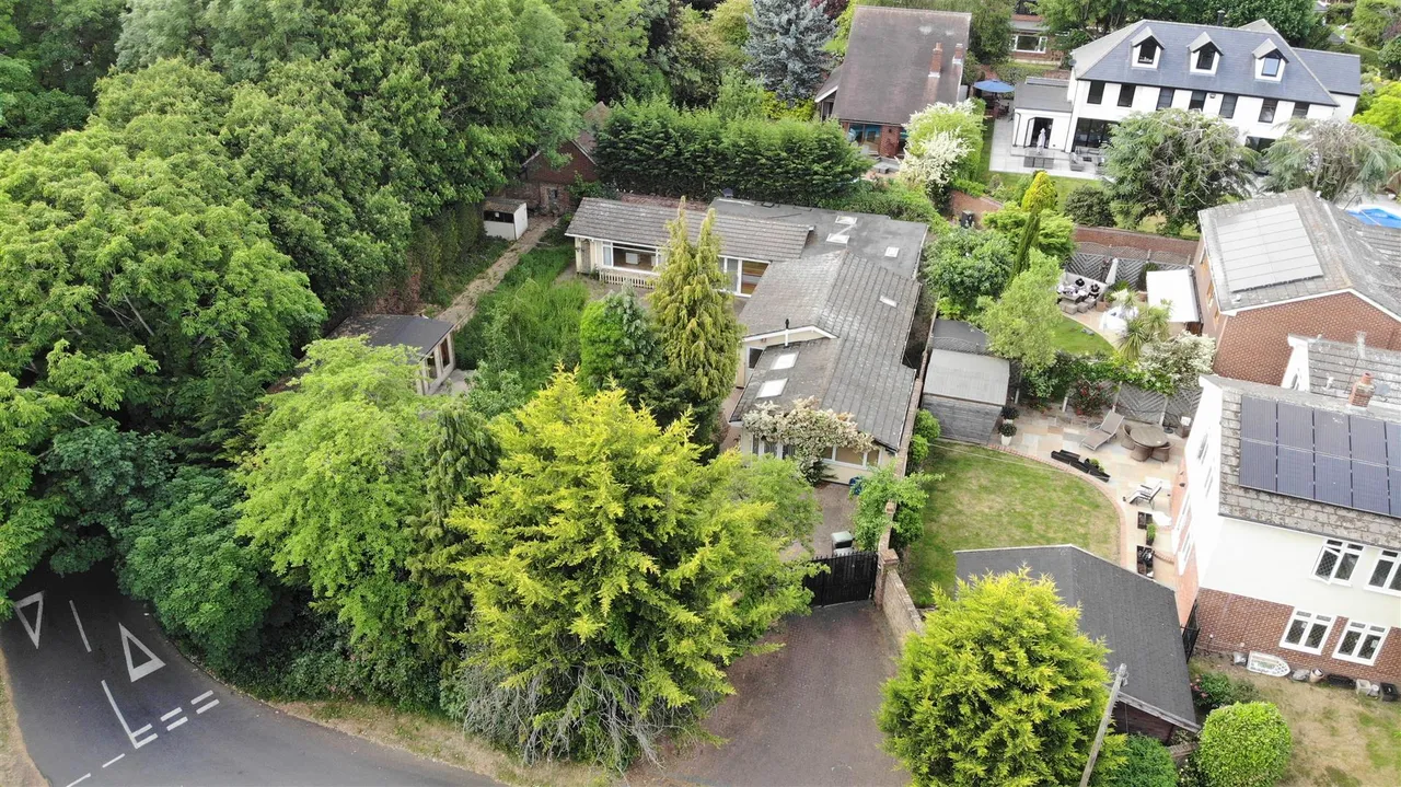 3 bed house for sale — Clays Lane, Loughton