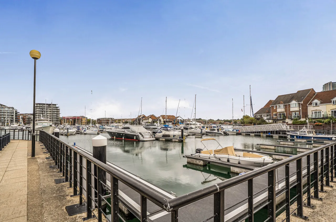 Atlantic Close, Ocean Village, SO14, photo 6