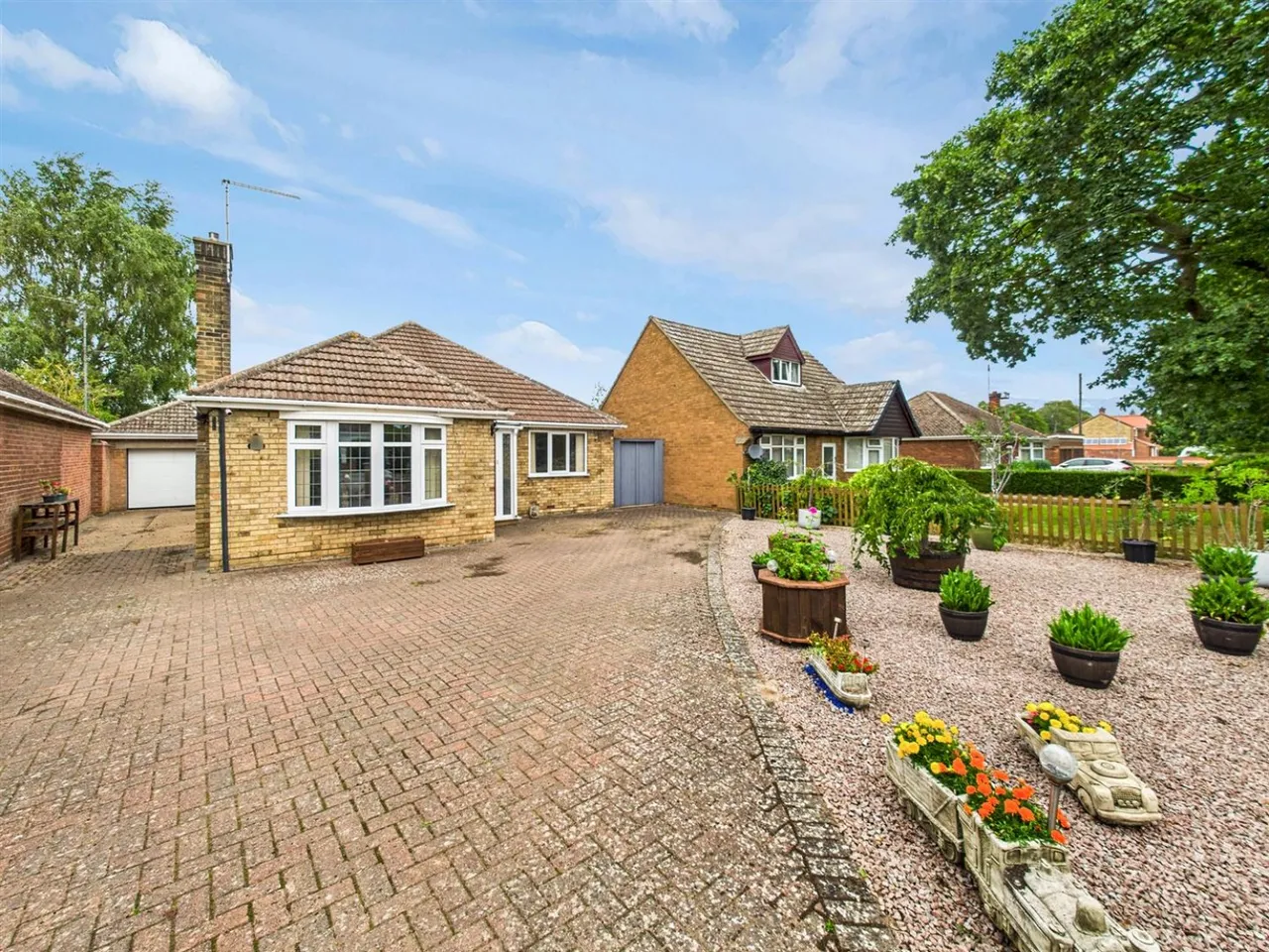 3 bed house for sale — Mill Lane, North Hykeham, Lincoln