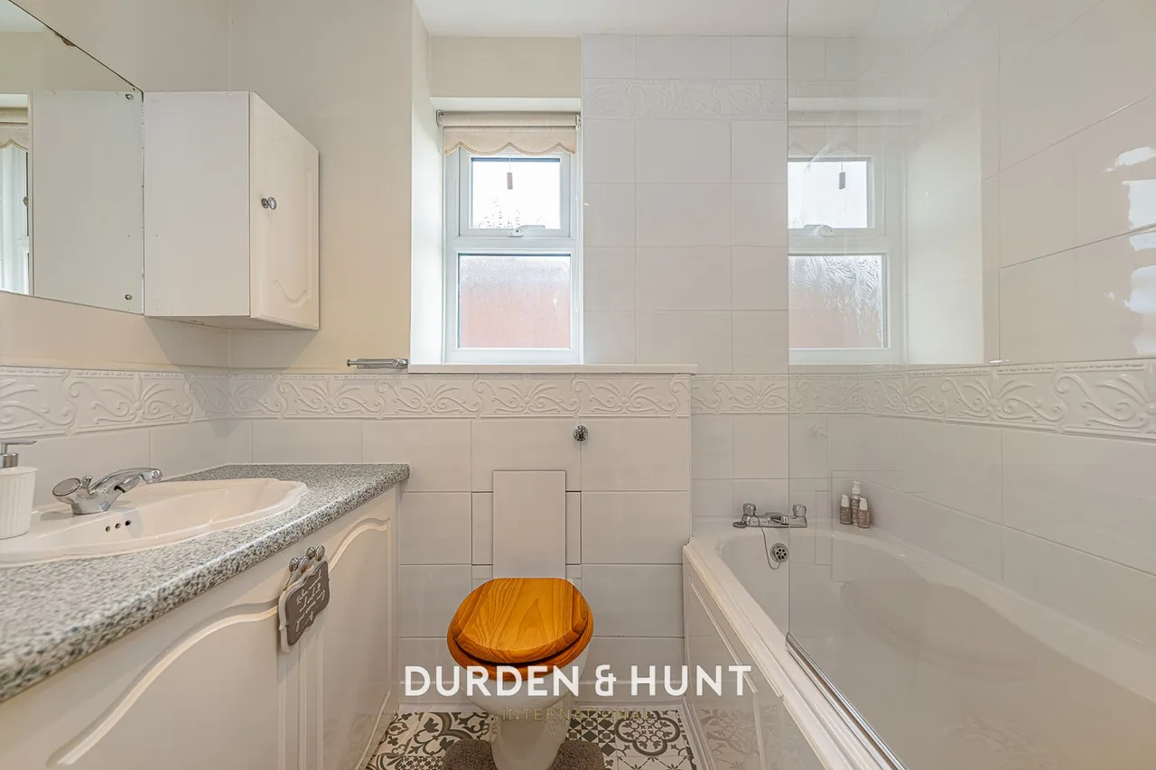 St. Michaels Close, Aveley, RM15, photo 18