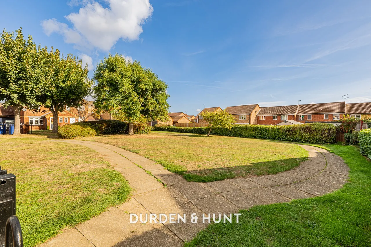 St. Michaels Close, Aveley, RM15, photo 24
