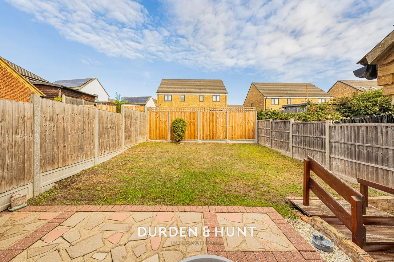 St. Michaels Close, Aveley, RM15, photo 21