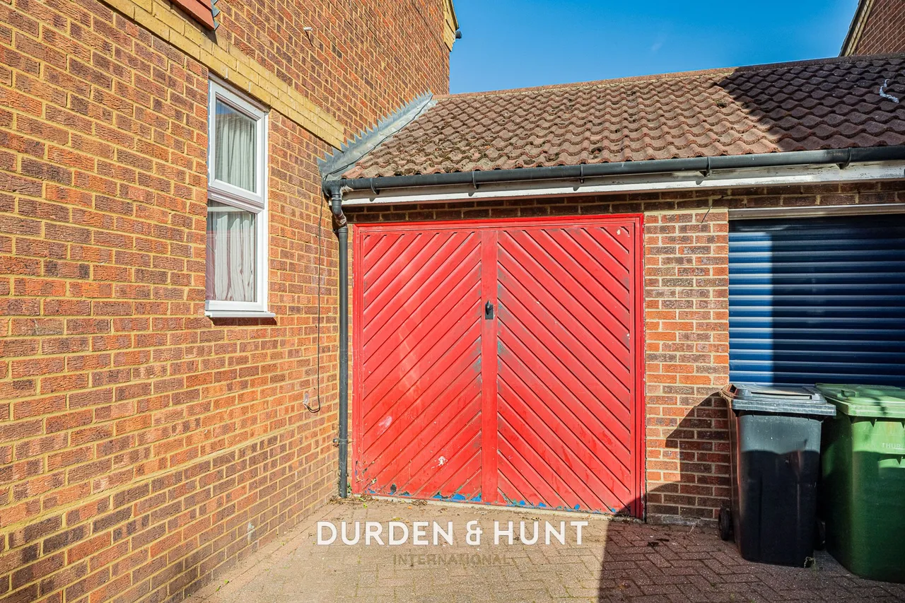 St. Michaels Close, Aveley, RM15, photo 23