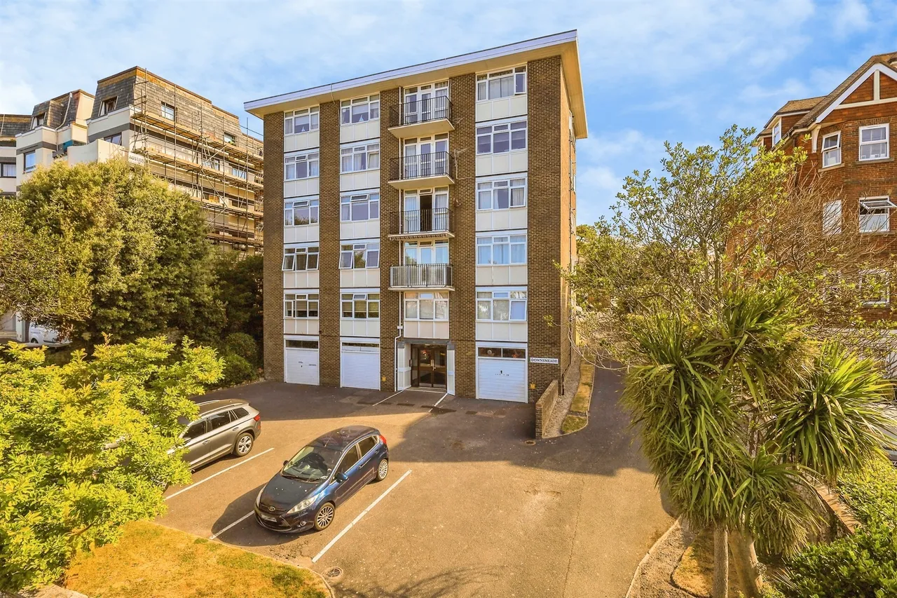 2 bed flat for sale — Upperton Road, Eastbourne