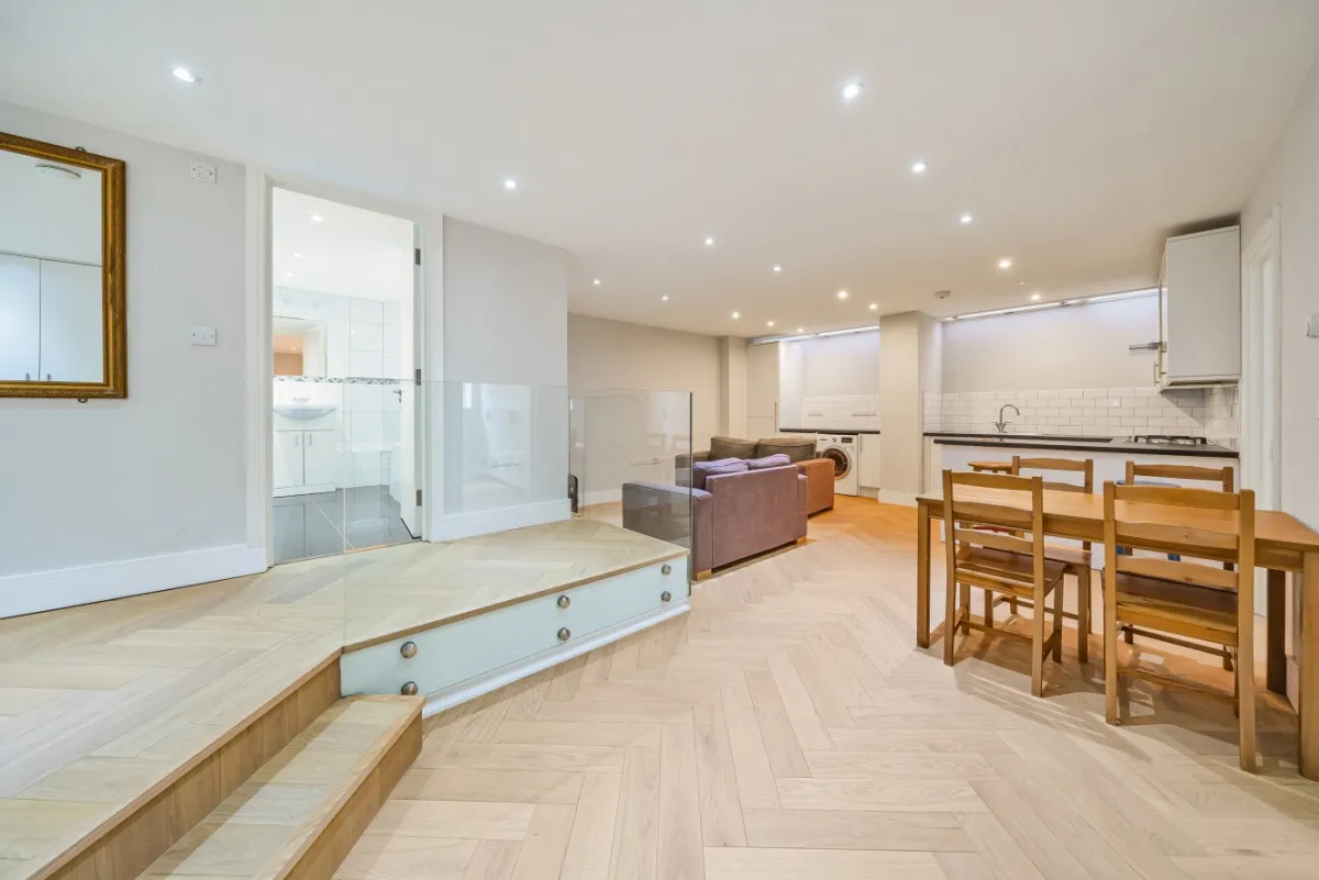 2 bed flat to rent, St. John's Hill, London, SW11