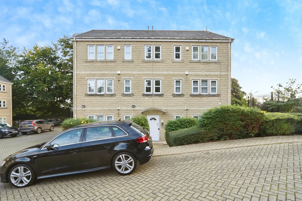 3 bed flat for sale — Holland Park, BRADFORD