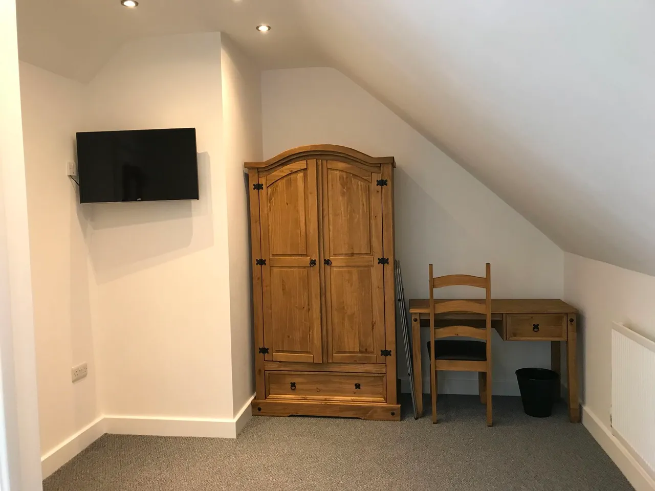 Manor Court Road, Nuneaton, Warwickshire, CV11 5HG, photo 4
