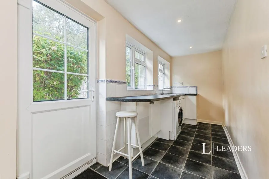 Mayfield Gardens, Hersham, KT12, photo 6