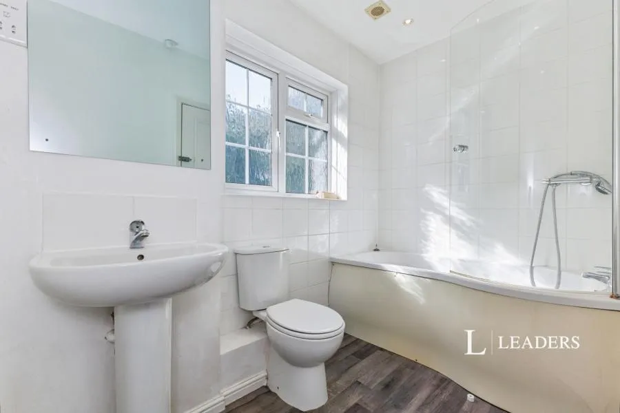 Mayfield Gardens, Hersham, KT12, photo 14