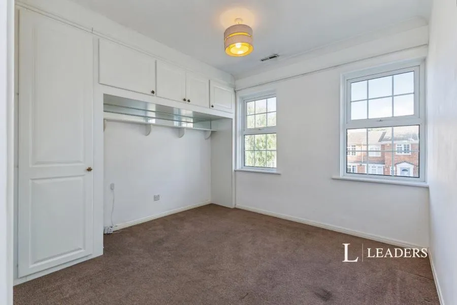Mayfield Gardens, Hersham, KT12, photo 10