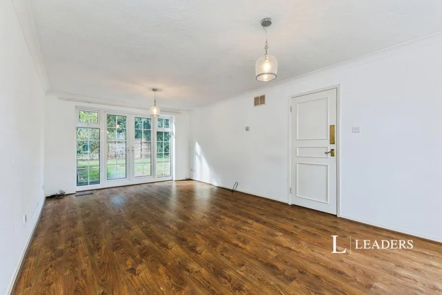 Mayfield Gardens, Hersham, KT12, photo 2