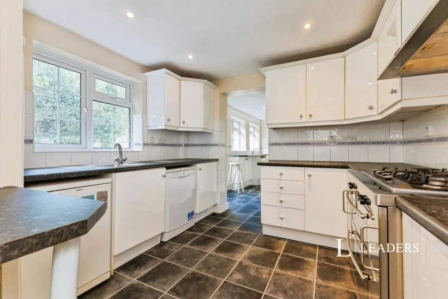 Mayfield Gardens, Hersham, KT12, photo 5