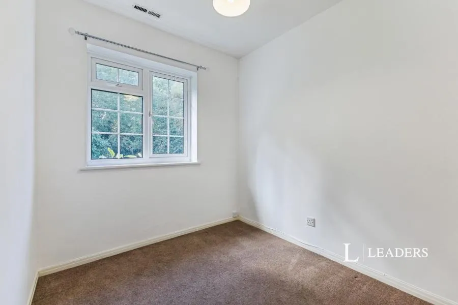 Mayfield Gardens, Hersham, KT12, photo 12